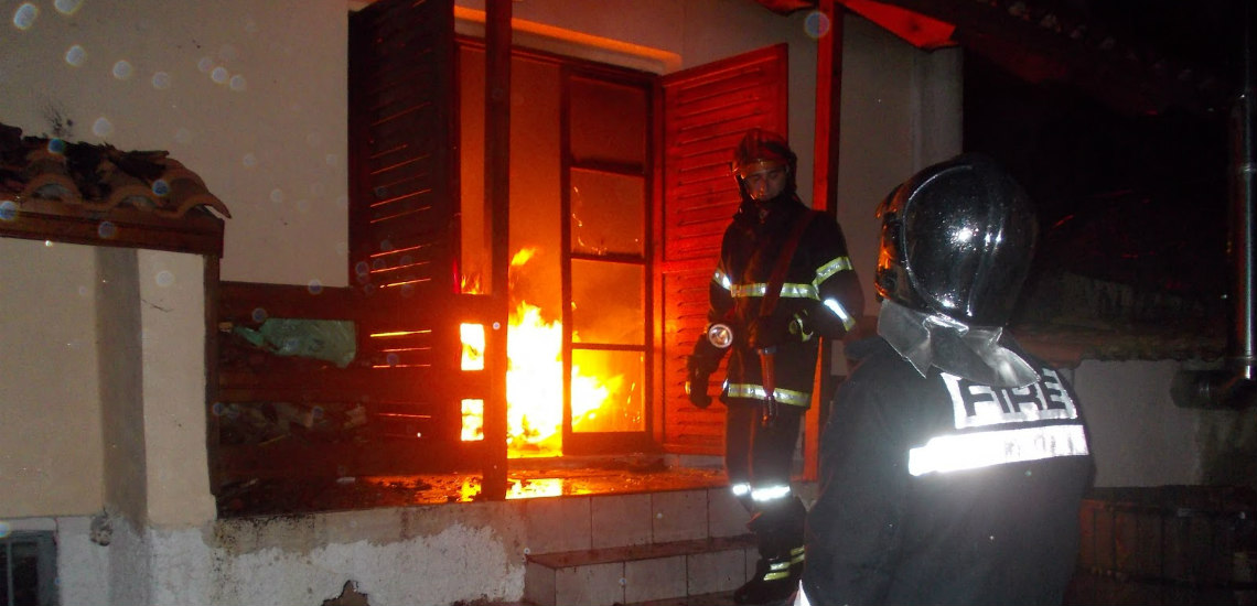 ΕΓΚΩΜΗ:  Πυρκαγιά σε οικία – Μέσα ο ένοικος – Επέμβαση πυροσβεστικής