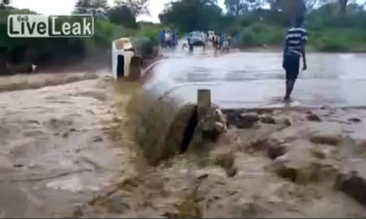 Απίστευτο βίντεο: Δείτε τι συμβαίνει όταν ένα αυτοκίνητο προσπαθεί να περάσει φουσκωμένο ποτάμι