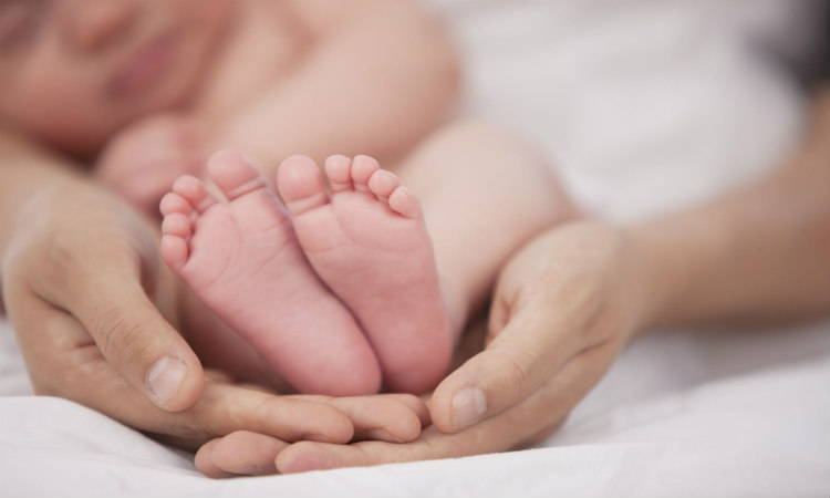 Το πρώτο μωρό του 1980 γέννησε το πρώτο μωρό του 2017! Γεννήθηκαν μάλιστα στο ίδιο Νοσοκομείο – VIDEO