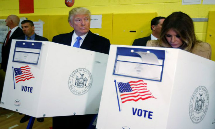 Ψήφισε στη Νέα Υόρκη ο Τραμπ εν μέσω αποδοκιμασιών και χειροκροτημάτων