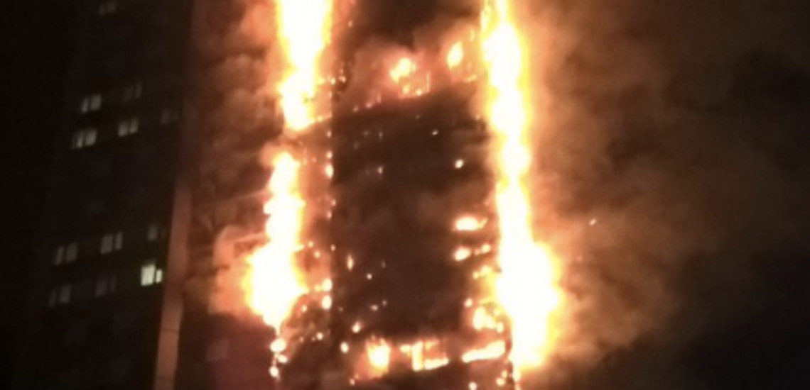 Τουλάχιστον 30 τραυματίες από τη μεγάλη πυρκαγιά σε ουρανοξύστη στο Λονδίνο