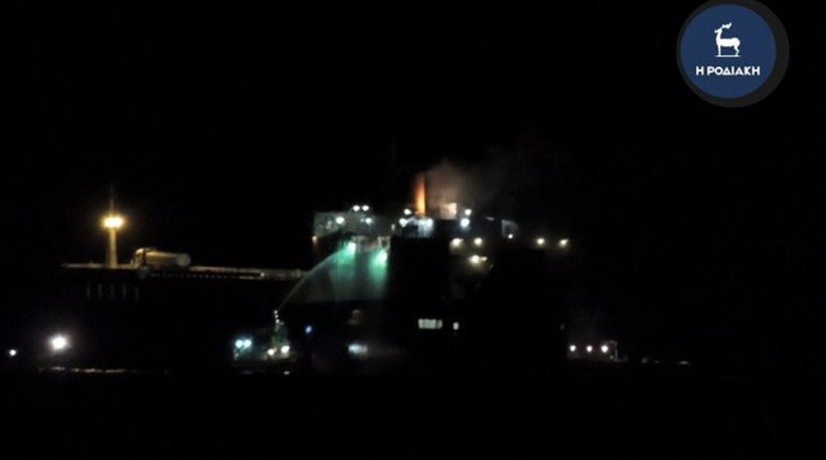 Ρόδος: Φωτιά σε πλοίο υπό κυπριακή σημαία – Εγκαταλείπουν το πλοίο οι επιβάτες