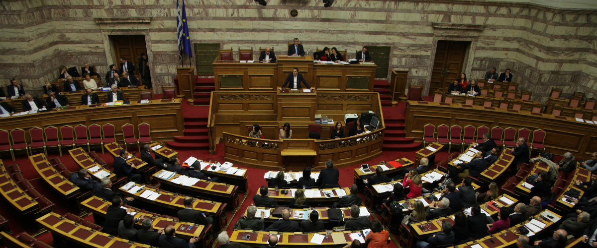 Η ελληνική Βουλή υπερψήφισε το Σύμφωνο Συμβίωσης μετά από καβγάδες και εντάσεις (VIDEO)
