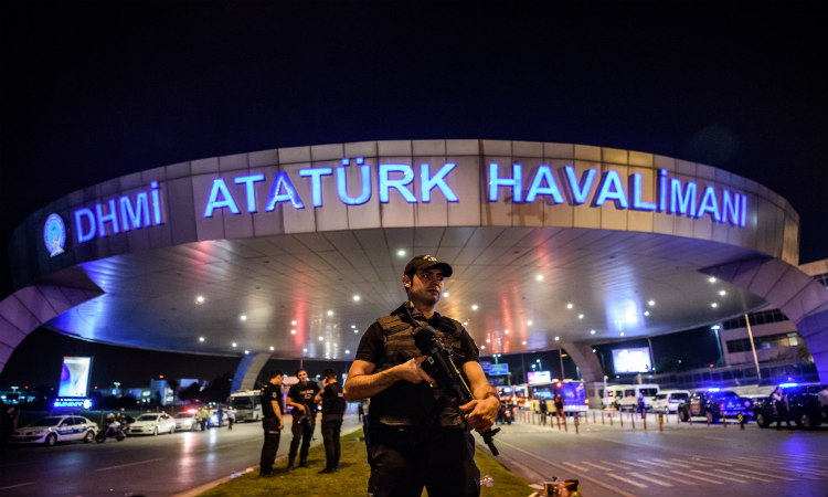 Συναγερμός στην Τουρκία: Πυροβόλησαν δύο άνδρες - Απαγορεύθηκε η είσοδος και έξοδος αυτοκινήτων στο αεροδρόμιο Ατατούρκ - VIDEO