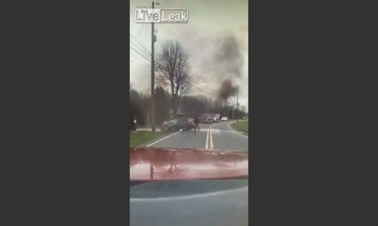 Συγκλονιστικό! Πυροσβέστης σώζει οδηγό από φλεγόμενο αυτοκίνητο – VIDEO