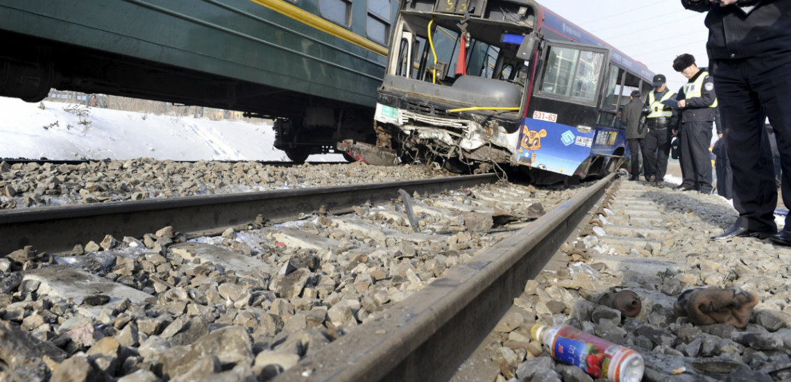 Tραγωδία στην Ινδία: Τουλάχιστον 90 νεκροί από εκτροχιασμό τρένου