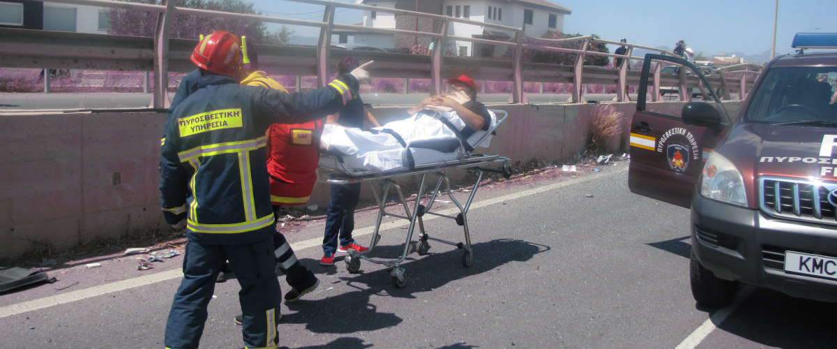 ΤΡΟΧΑΙΟ ΑΘΗΕΝΟΥ – ΑΒΔΕΛΛΕΡΟΥ: Ενεπλάκησαν τρία οχήματα –  Δυο οι τραυματίες ο ένας εγκλωβίστηκε στα συντρίμμια