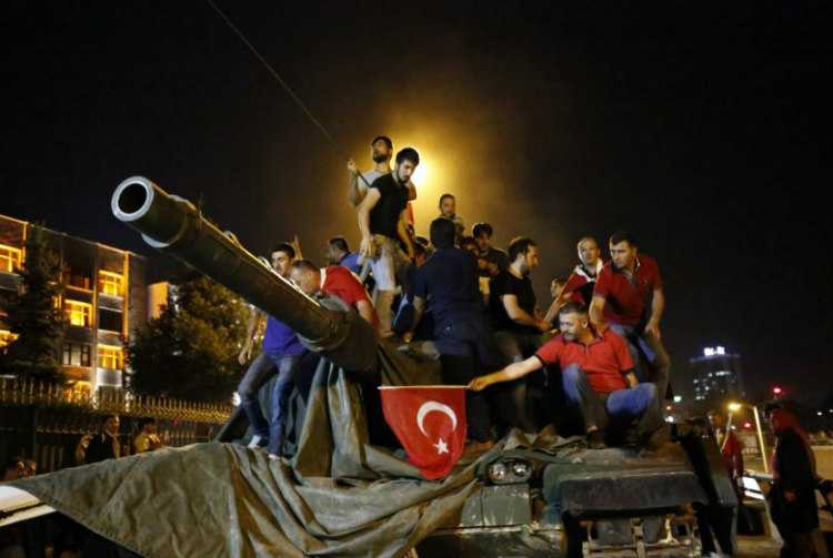 «Δομή Χούντας» αναζητεί εισαγγελία στον τουρκικό στρατό έπειτα από πρωτοσέλιδο της «Χουριέτ»