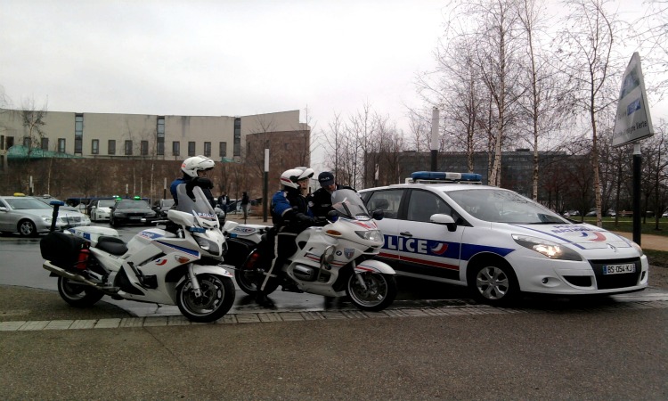 Έκτακτο: Η Γαλλική Αστυνομία καταδιώκει αυτοκίνητο με τέσσερις βαριά οπλισμένους
