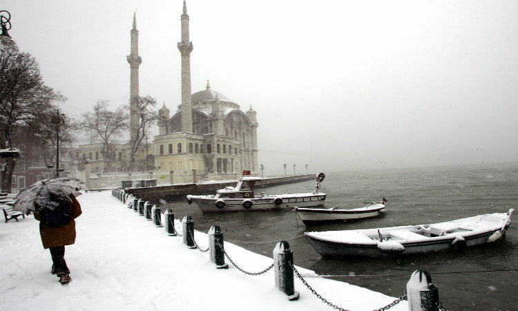 Κωνσταντινούπολη: Βαριά χιονόπτωση οδήγησε στην ακύρωση εκατοντάδων πτήσεων