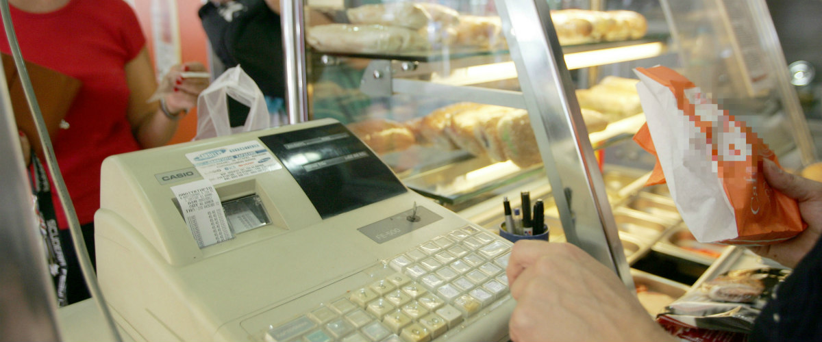 Λευκωσία: Ληστής το έπαιζε πελάτης – Της παρήγγειλε και ένα σάντουιτς πριν την κλέψει