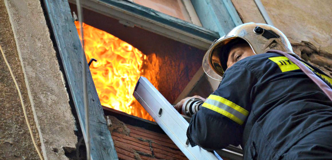 ΛΑΡΝΑΚΑ: Πυρκαγιά σε πολυκατοικία και άμεση εκκένωση –  Έσπασαν πόρτα διαμερίσματος οι Πυροσβέστες