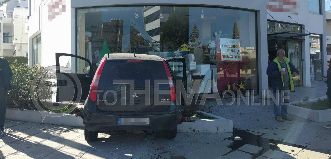 Σφοδρό τροχαίο ατύχημα στον Στρόβολο – Όχημα προσγειώθηκε βίαια σε βιτρίνα καταστήματος - ΦΩΤΟΓΡΑΦΙΕΣ