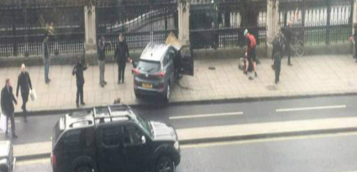 EKTAKTO: Πυροβολισμοί στο Λονδίνο, έξω από το βρετανικό Κοινοβούλιο -  Άνδρες είναι πεσμένοι στο πεζοδρόμιο - VIDEO