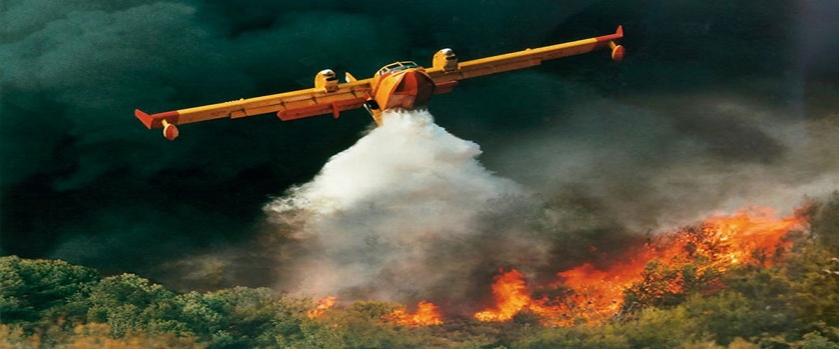 ΠΥΡΚΑΓΙΑ ΜΑΝΔΡΙΑ: Ενισχύσεις από αέρος - Eλικόπτερα και αεροπλάνα στην μάχη με τις φλόγες