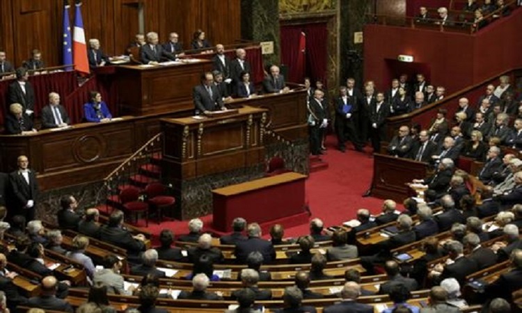 Η Γαλλία βρίσκεται σε πόλεμο, λέει ο Ολάντ μετά τις επιθέσεις στο Παρίσι