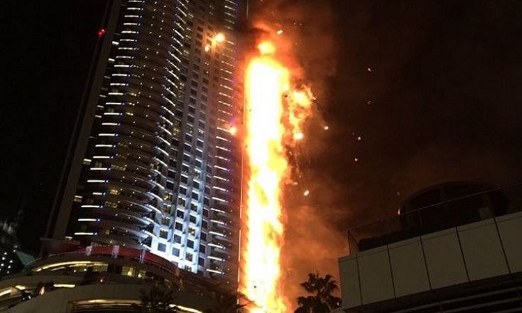 Στις φλόγες ουρανοξύστης στο Ντουμπάι - Δείτε βίντεο
