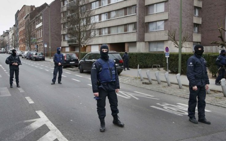 Βρήκαν εκρηκτικά, χημικά και λάβαρο του ISIS σε διαμέρισμα στις Βρυξέλλες