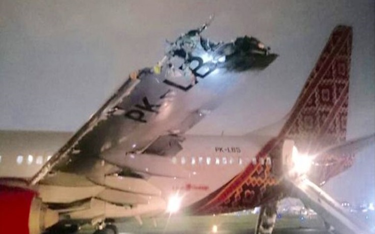 Μπόινγκ… τράκαρε με μικρότερο αεροσκάφος στο αεροδρόμιο της Ινδονησίας