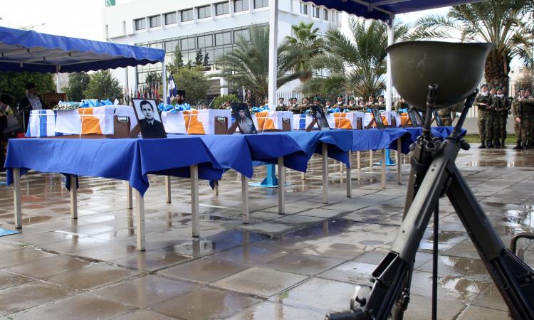 Εξι αγνοούμενοι Ελληνες στρατιώτες που σκοτώθηκαν στην Κυπρο, γύρισαν σήμερα σπίτι τους για πάντα