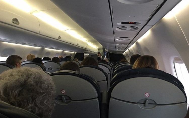 Εκνευρισμένος πιλότος ζήτησε από τους επιβάτες να αποβιβαστούν λόγω… νερού