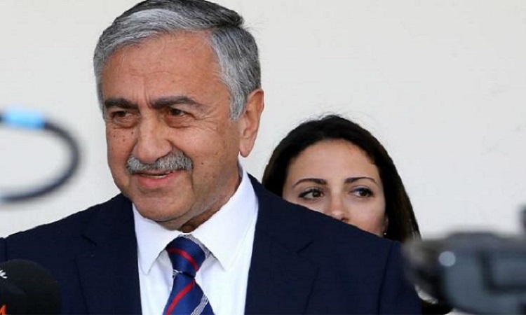 Περήφανος για την κυπριακή καταγωγή του δηλώνει ο Τουρκές στον Ακιντζί