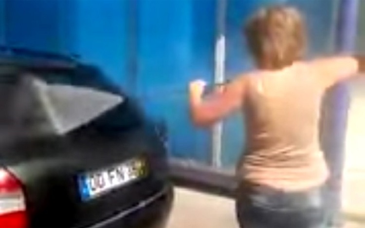 Της είπαν να πλύνει το αυτοκίνητο μέσα-έξω και τα διέλυσε όλα!