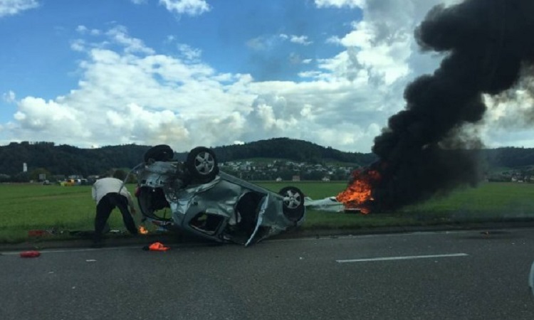 Αεροπλάνο συγκρούστηκε με αυτοκίνητο στην Ελβετία!