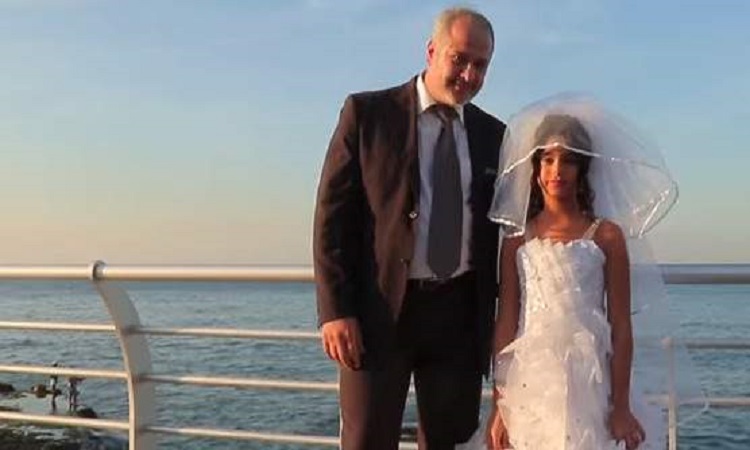 50άρης παντρεύεται 12χρονη -Η σκηνή που σόκαρε τους περαστικούς