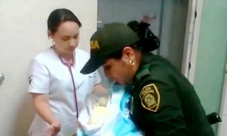 Γυναίκα αστυνομικός έσωσε εγκαταλελειμμένο βρέφος θηλάζοντάς το - Δείτε το βίντεο