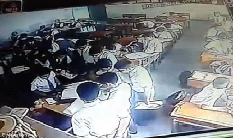 Δάσκαλος χτυπάει βίαια 10χρονο γιατί δεν έκανε τις ασκήσεις του (VIDEO)