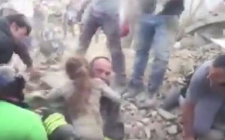 Η στιγμή της διάσωσης ενός μικρού κοριτσιού από τα συντρίμμια (VIDEO)