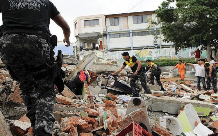 Στους 350 έφτασαν οι νεκροί από τον σεισμό στον Ισημερινό