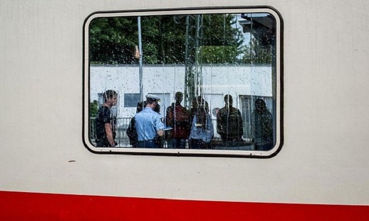Δυσάρεστο: Μετανάστης πήδηξε από τραίνο όταν του ...