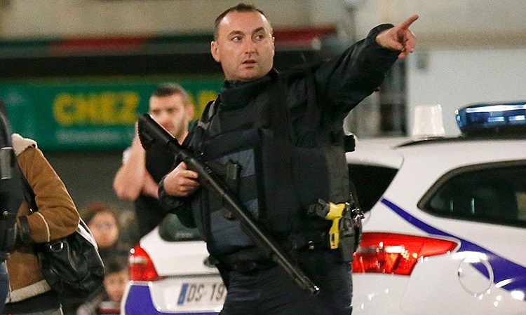 Ληστής σμπαράλιασε τα Δρακόντεια μέτρα ασφαλείας στο Παρίσι