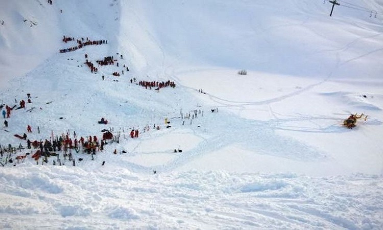 Τουλάχιστον δύο νεκροί και τρεις τραυματίες από τη χιονοστιβάδα στη Γαλλία