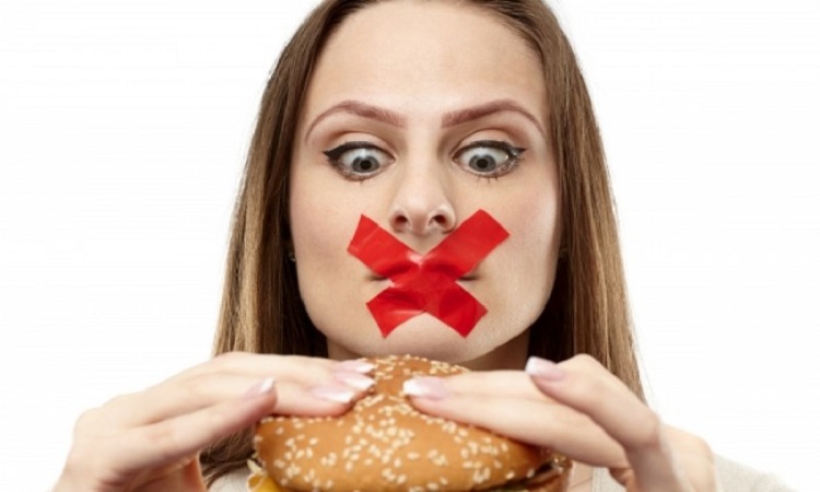 Οι τρεις πιο επικίνδυνες ώρες του 24ωρου για να «χαλάσεις» τη δίαιτα