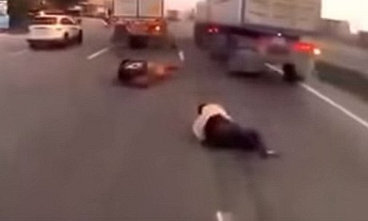 Μοτοσικλετιστής ξεγελά το θάνατο πέφτοντας ανάμεσα σε δύο φορτηγά