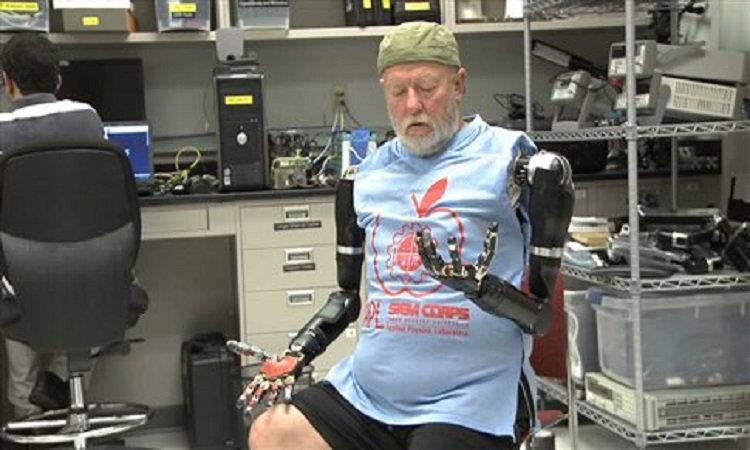 Ασθενής κουνά τα δάχτυλα ρομποτικού χεριού με τη δύναμη της σκέψης