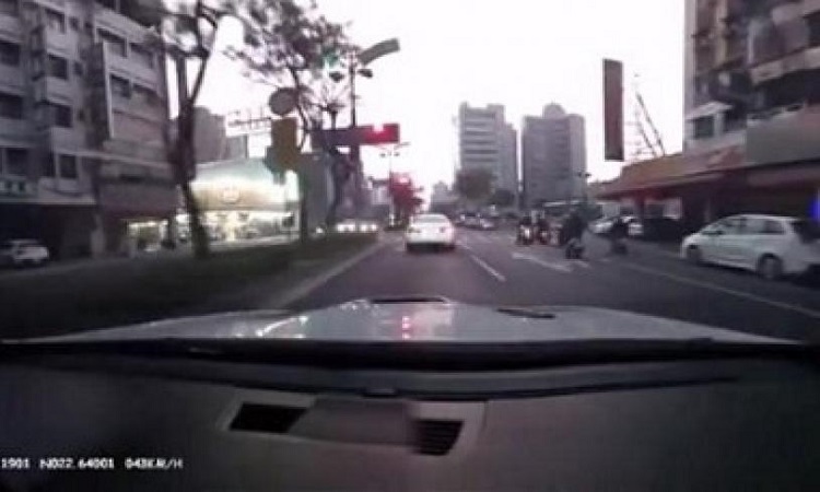 To βίντεο που θα σας σοκάρει: Ένας άνδρας θέλει να εντυπωσιάσει τη φίλη του με το γρήγορο αυτοκίνητό του