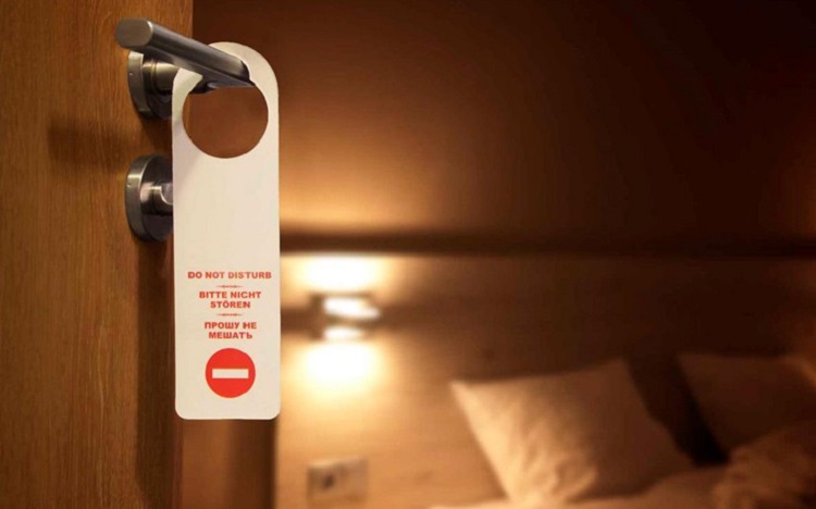 Ένοικοι ξενοδοχείων αποκαλύπτουν τα όσα ντροπιαστικά έκαναν πριν τους «τσακώσει» το προσωπικό