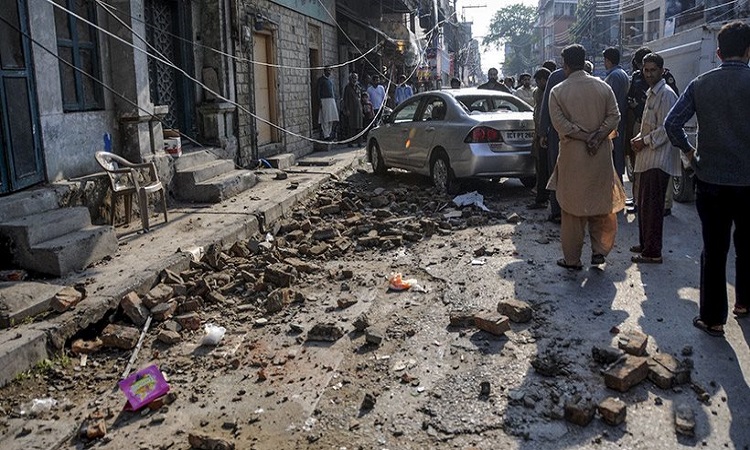 Μάχη με τον χρόνο για τον εντοπισμό επιζώντων μετά τον φονικό σεισμό των 7,5 Ρίχτερ