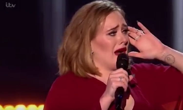 «Λύγισε» η Adele στα Brit Awards