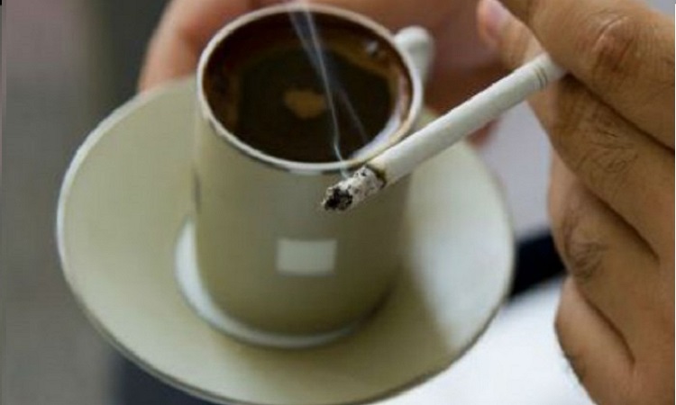 Θα πάθεις πλάκα! Να τι συμβαίνει στον οργανισμό σου όταν συνδυάζεις καφέ και τσιγάρο!