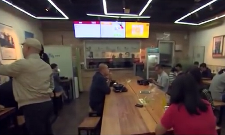Το εστιατόριο που καταργεί τους σερβιτόρους - Πως θα σας φαινόταν αν γινόταν αυτό στην Κύπρο;