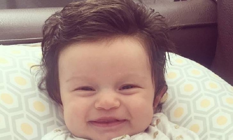 Αυτό το μωρό έγινε viral γιατί έχει πολλά μαλλιά