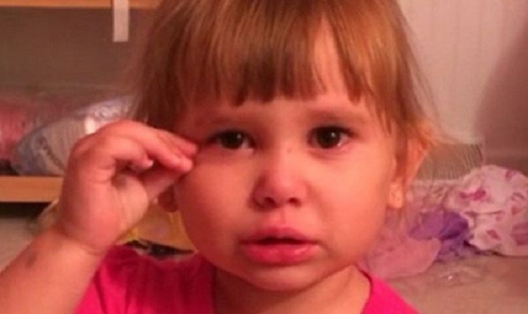 Αυτή η μικρή προσπαθεί να πείσει τον μπαμπά της ότι η Barbie την ανάγκασε να κάνει την αταξία! (VIDEO)