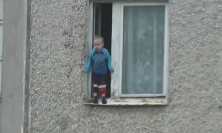 Αν δεν αντέχετε μην το δείτε: Μωρό περπατά έξω από το παράθυρο στον 8ο όροφο (VIDEO)