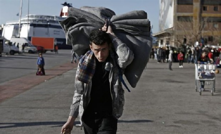 Πάνω από 1.000 πρόσφυγες φτάνουν στο λιμάνι του Πειραιά