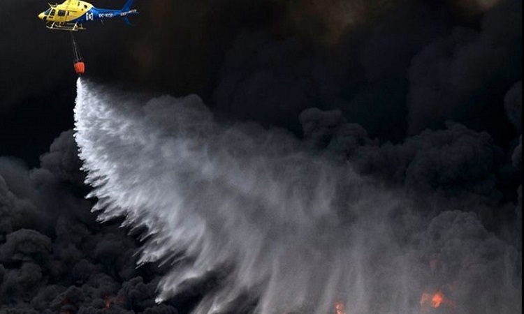 Μαδρίτη: Πυρκαγιά σε ελαστικά έδιωξε 10.000 ανθρώπους από τα σπίτια τους